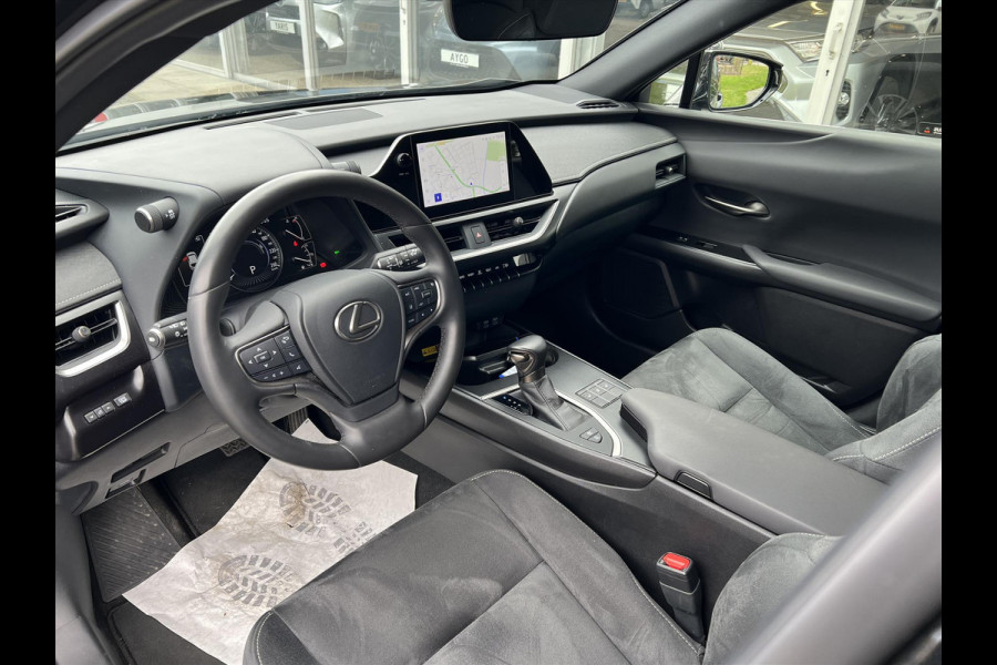 Lexus UX 250h Preference Line | Nieuwe multimedia, 18 inch, Dodehoekherkenning, Stoel + Stuurverwarming, Parkeersensoren