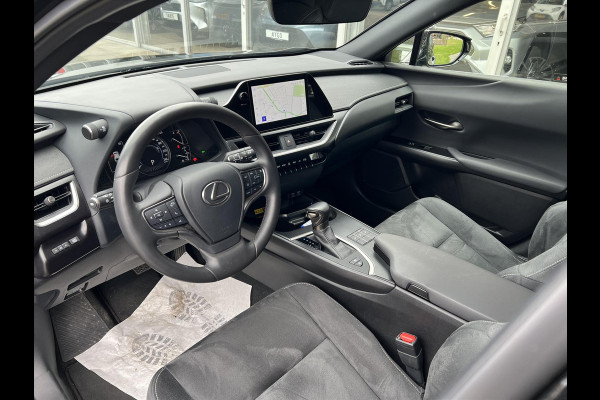 Lexus UX 250h Preference Line | Nieuwe multimedia, 18 inch, Dodehoekherkenning, Stoel + Stuurverwarming, Parkeersensoren