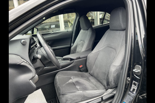 Lexus UX 250h Preference Line | Nieuwe multimedia, 18 inch, Dodehoekherkenning, Stoel + Stuurverwarming, Parkeersensoren