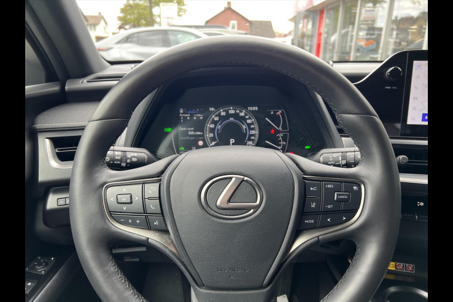 Lexus UX 250h Preference Line | Nieuwe multimedia, 18 inch, Dodehoekherkenning, Stoel + Stuurverwarming, Parkeersensoren