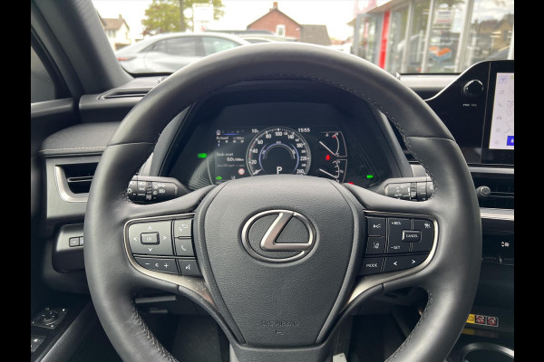 Lexus UX 250h Preference Line | Nieuwe multimedia, 18 inch, Dodehoekherkenning, Stoel + Stuurverwarming, Parkeersensoren