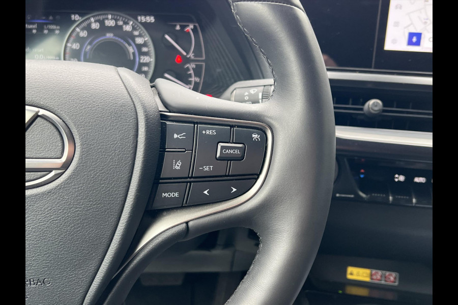 Lexus UX 250h Preference Line | Nieuwe multimedia, 18 inch, Dodehoekherkenning, Stoel + Stuurverwarming, Parkeersensoren