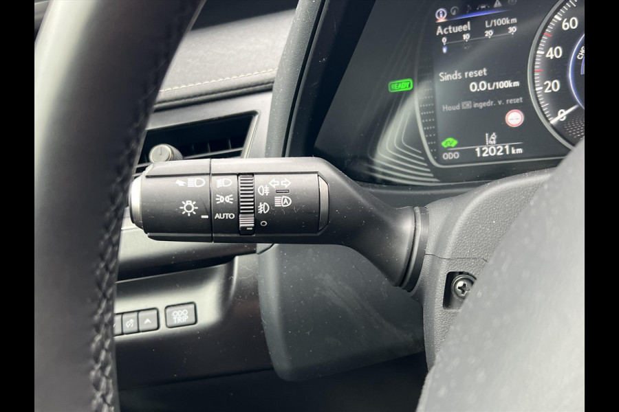 Lexus UX 250h Preference Line | Nieuwe multimedia, 18 inch, Dodehoekherkenning, Stoel + Stuurverwarming, Parkeersensoren