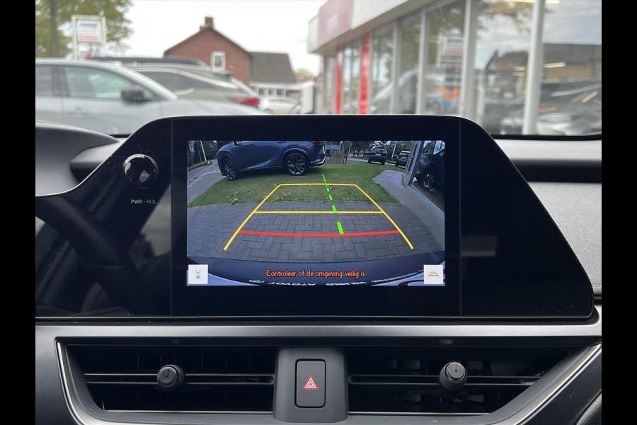 Lexus UX 250h Preference Line | Nieuwe multimedia, 18 inch, Dodehoekherkenning, Stoel + Stuurverwarming, Parkeersensoren