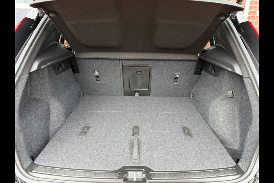 Volvo XC40 2.0 B4 Plus Dark LED ACC Pano Trekhaak 360cam H/K