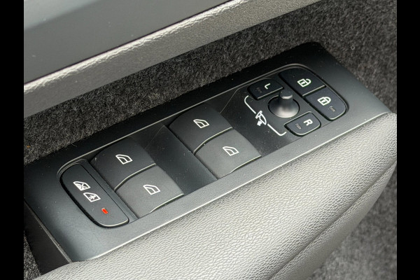 Volvo XC40 2.0 B4 Plus Dark LED ACC Pano Trekhaak 360cam H/K