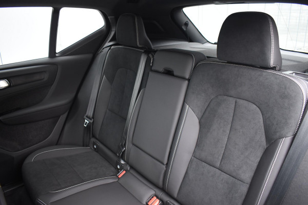 Volvo XC40 B4 211PK Automaat Plus Dark / Navigatie / Adaptive Cruise / Harman Kardon / Stuur- & Stoelverwarming / Elektrische achterklep / Achteruitrijcamera / Elektrische stoelverst. met geheugen / Extra getint glas / Microtech/Nubuck