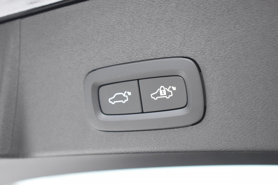 Volvo XC40 B4 211PK Automaat Plus Dark / Navigatie / Adaptive Cruise / Harman Kardon / Stuur- & Stoelverwarming / Elektrische achterklep / Achteruitrijcamera / Elektrische stoelverst. met geheugen / Extra getint glas / Microtech/Nubuck