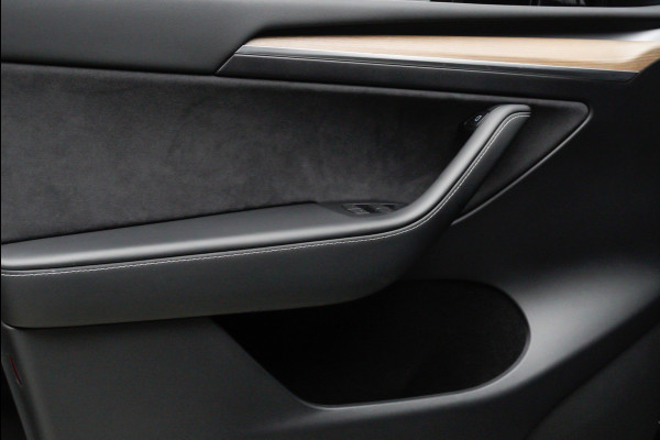 Tesla Model Y SOH: 94,7% Navi 360° Leer ACC Autopilot PDC Elektr. achterklep Stoelverwarmimg voor en achter Stuurverwarming Optie: Full Self-Driving Capability BTW auto