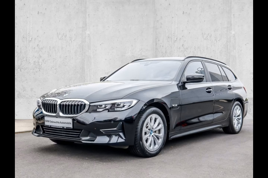 BMW 3 Serie Touring 330e (215kW / 292pk) ** LED, HALF LEDER, TREKH, SHADOW-LINE, PRIVACY, HiFi ** 1e EIG - UNFALLFREI ** ** INFORMEER OOK NAAR ONZE AANTREKKELIJKE FINANCIAL-LEASE TARIEVEN **