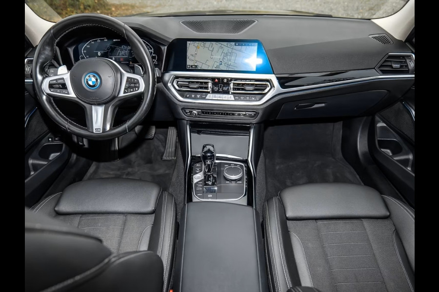 BMW 3 Serie Touring 330e (215kW / 292pk) ** LED, HALF LEDER, TREKH, SHADOW-LINE, PRIVACY, HiFi ** 1e EIG - UNFALLFREI ** ** INFORMEER OOK NAAR ONZE AANTREKKELIJKE FINANCIAL-LEASE TARIEVEN **