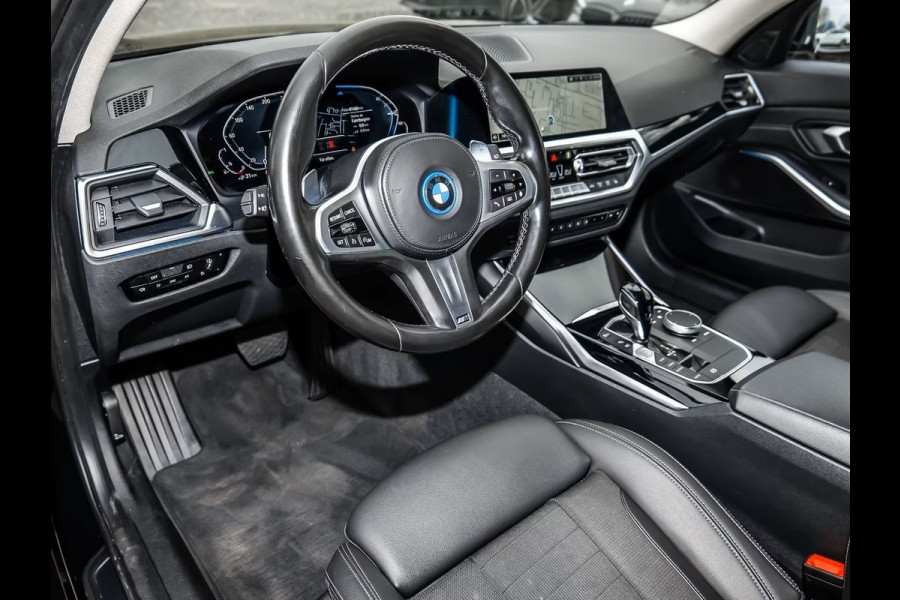 BMW 3 Serie Touring 330e (215kW / 292pk) ** LED, HALF LEDER, TREKH, SHADOW-LINE, PRIVACY, HiFi ** 1e EIG - UNFALLFREI ** ** INFORMEER OOK NAAR ONZE AANTREKKELIJKE FINANCIAL-LEASE TARIEVEN **