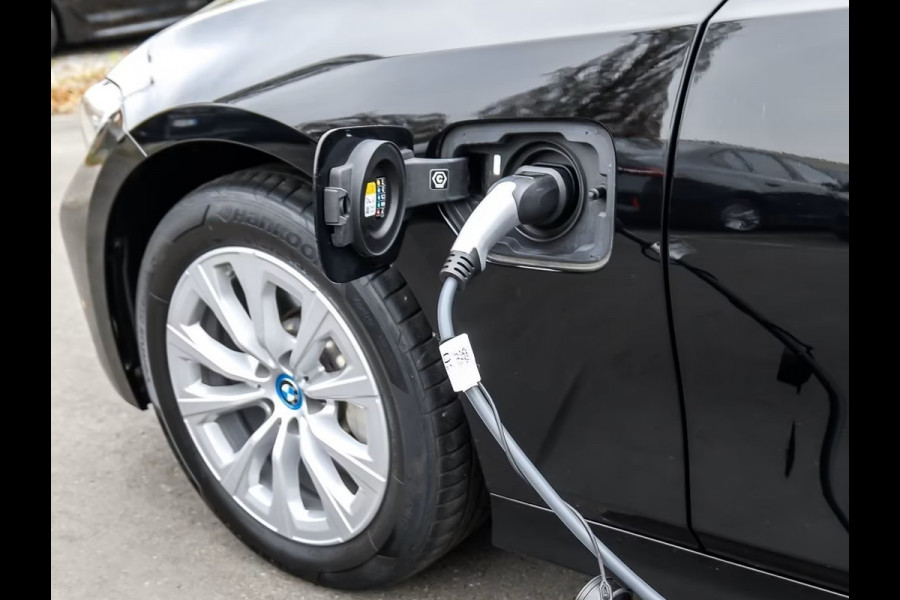 BMW 3 Serie Touring 330e (215kW / 292pk) ** LED, HALF LEDER, TREKH, SHADOW-LINE, PRIVACY, HiFi ** 1e EIG - UNFALLFREI ** ** INFORMEER OOK NAAR ONZE AANTREKKELIJKE FINANCIAL-LEASE TARIEVEN **