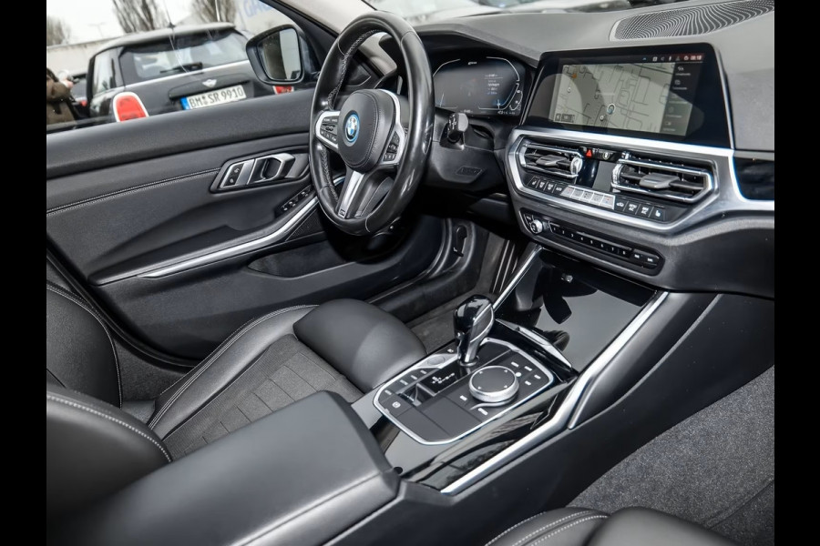 BMW 3 Serie Touring 330e (215kW / 292pk) ** LED, HALF LEDER, TREKH, SHADOW-LINE, PRIVACY, HiFi ** 1e EIG - UNFALLFREI ** ** INFORMEER OOK NAAR ONZE AANTREKKELIJKE FINANCIAL-LEASE TARIEVEN **