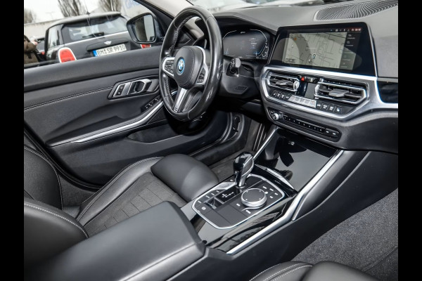 BMW 3 Serie Touring 330e (215kW / 292pk) ** LED, HALF LEDER, TREKH, SHADOW-LINE, PRIVACY, HiFi ** 1e EIG - UNFALLFREI ** ** INFORMEER OOK NAAR ONZE AANTREKKELIJKE FINANCIAL-LEASE TARIEVEN **