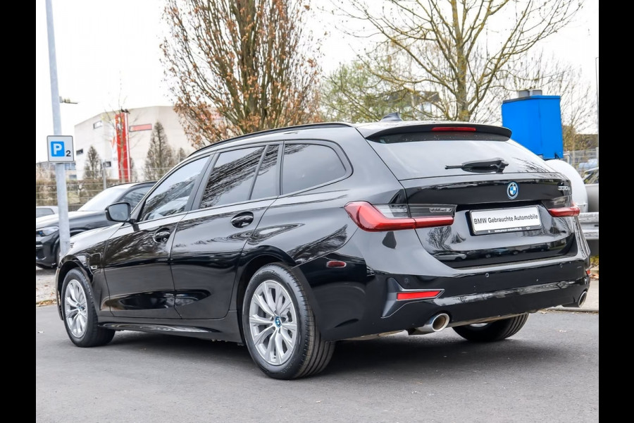 BMW 3 Serie Touring 330e (215kW / 292pk) ** LED, HALF LEDER, TREKH, SHADOW-LINE, PRIVACY, HiFi ** 1e EIG - UNFALLFREI ** ** INFORMEER OOK NAAR ONZE AANTREKKELIJKE FINANCIAL-LEASE TARIEVEN **