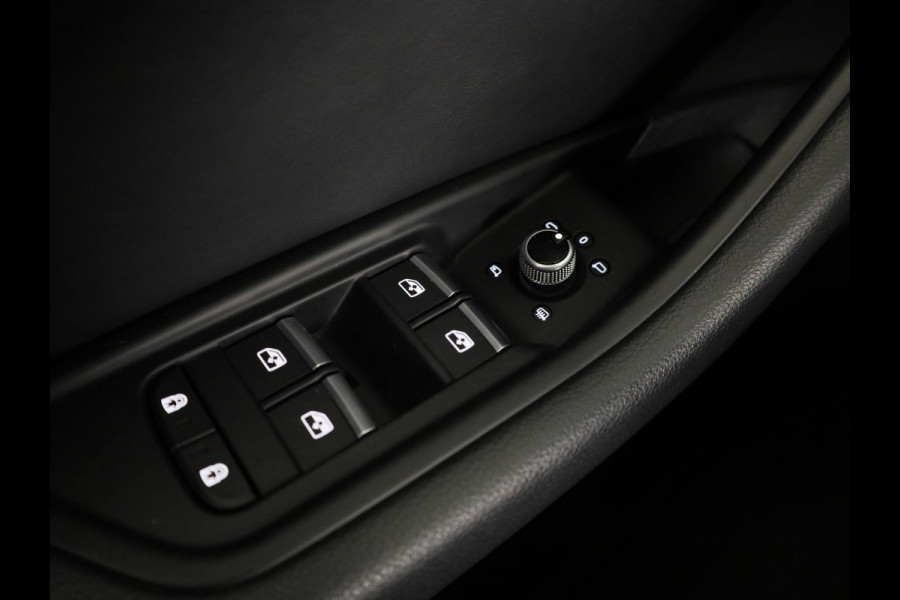 Audi A4 Avant 40 TFSI S edition Competition 204pk | Panoramadak | Adaptieve cruise controle | Parkeercamera | S-line interieur | 18 inch Lichtmetalen velgen | Led koplampen