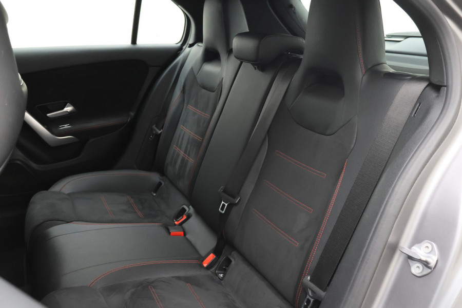 Mercedes-Benz A-Klasse 160 Business Solution AMG Camera, Apple Carplay, LED, Stoelverwarming, PDC, 18"
