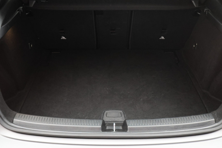 Mercedes-Benz A-Klasse 160 Business Solution AMG Camera, Apple Carplay, LED, Stoelverwarming, PDC, 18"