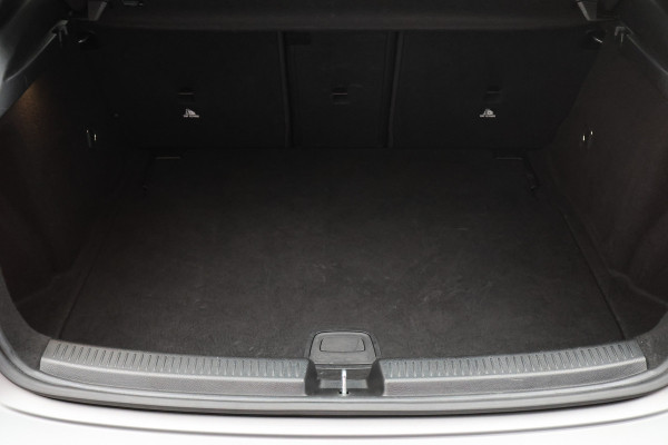 Mercedes-Benz A-Klasse 160 Business Solution AMG Camera, Apple Carplay, LED, Stoelverwarming, PDC, 18"