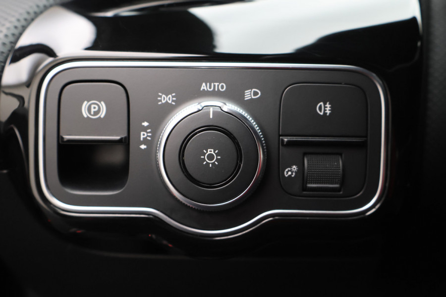 Mercedes-Benz A-Klasse 160 Business Solution AMG Camera, Apple Carplay, LED, Stoelverwarming, PDC, 18"