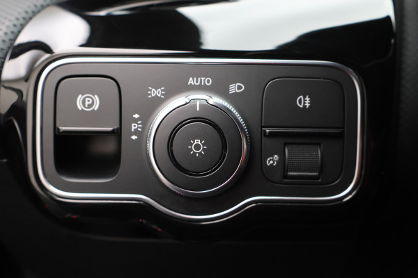 Mercedes-Benz A-Klasse 160 Business Solution AMG Camera, Apple Carplay, LED, Stoelverwarming, PDC, 18"