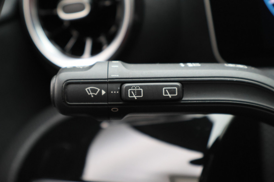 Mercedes-Benz A-Klasse 160 Business Solution AMG Camera, Apple Carplay, LED, Stoelverwarming, PDC, 18"