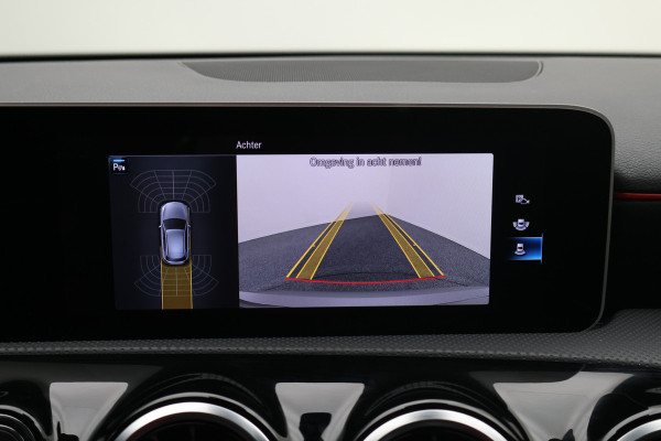 Mercedes-Benz A-Klasse 160 Business Solution AMG Camera, Apple Carplay, LED, Stoelverwarming, PDC, 18"