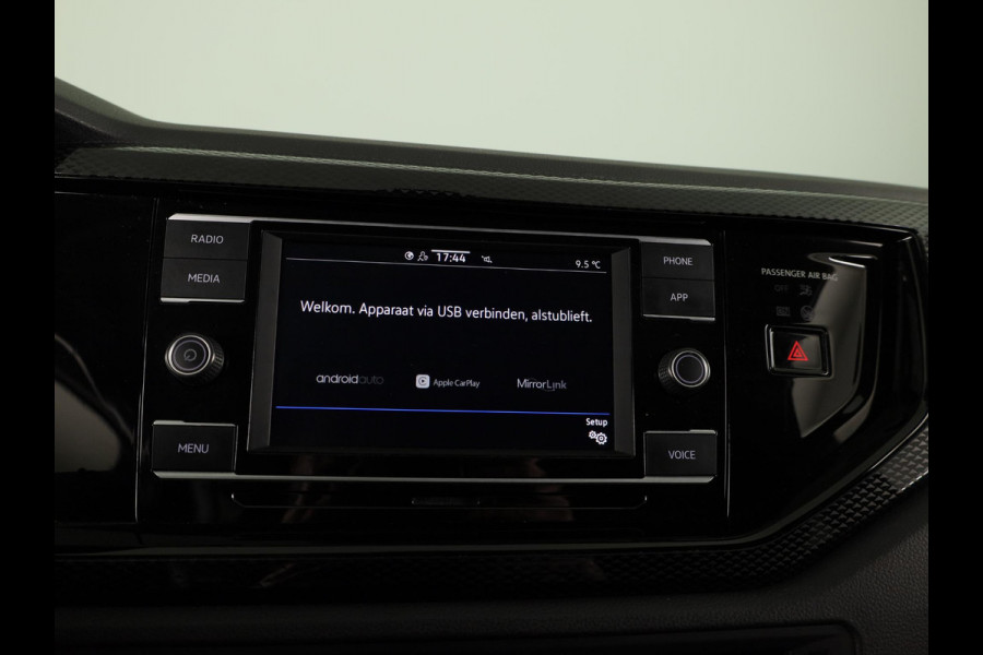 Volkswagen Polo 1.0 TSI Life 95 pk | Navigatie via App | Panoramadak | 17" LM velgen | Parkeersensoren | Adaptieve cruise control | LED koplampen | Stoelverwarming |