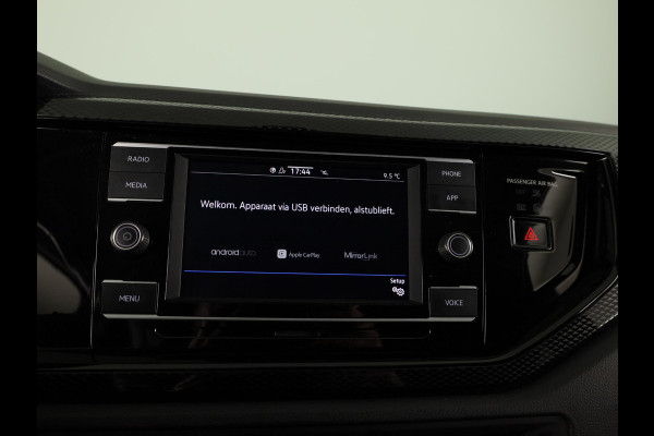 Volkswagen Polo 1.0 TSI Life 95 pk | Navigatie via App | Panoramadak | 17" LM velgen | Parkeersensoren | Adaptieve cruise control | LED koplampen | Stoelverwarming |