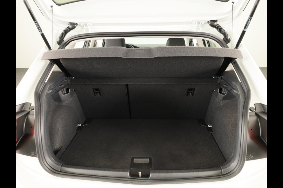 Volkswagen Polo 1.0 TSI Life 95 pk | Navigatie via App | Panoramadak | 17" LM velgen | Parkeersensoren | Adaptieve cruise control | LED koplampen | Stoelverwarming |