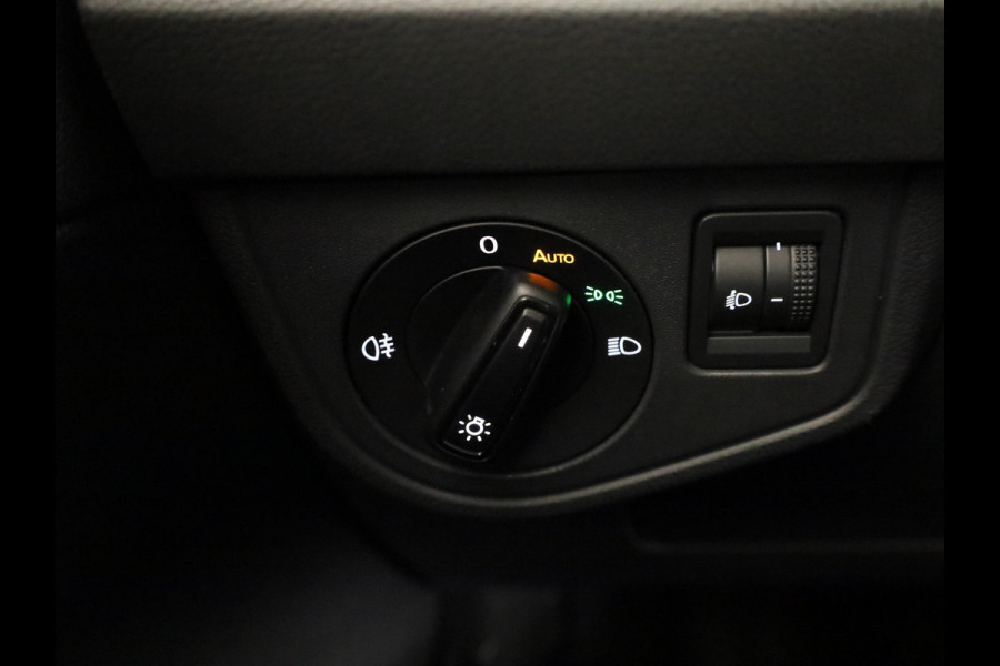 Volkswagen Polo 1.0 TSI Life 95 pk | Navigatie via App | Panoramadak | 17" LM velgen | Parkeersensoren | Adaptieve cruise control | LED koplampen | Stoelverwarming |