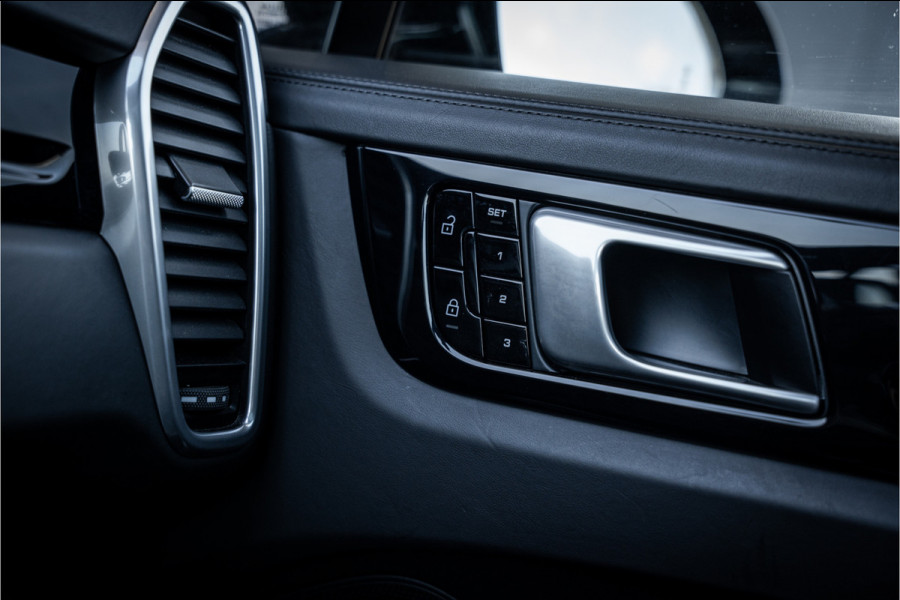 Porsche Cayenne Coupé 3.0 - Sport Chrono | Luchtvering | Panorama | Elek. Trekhaak | Bose | Memory