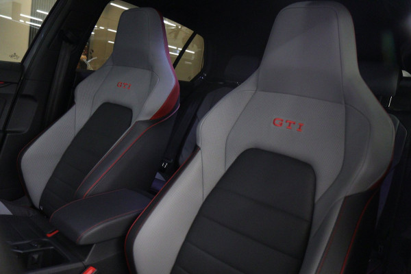 Volkswagen Golf 2.0 TSI GTI CLUBSPORT/NURBURGRING/PANO/AKRA/IQ/HUD/MEMVOLL