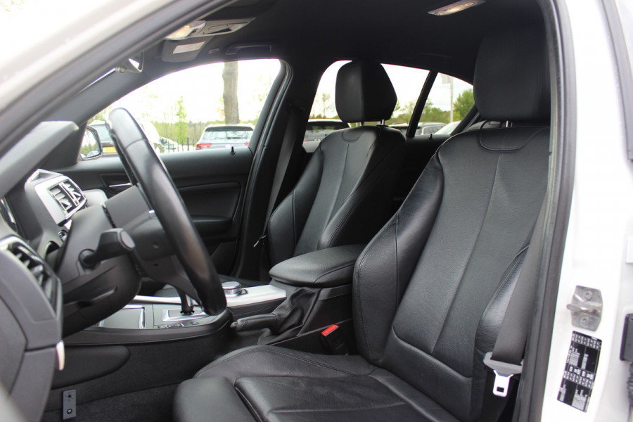 BMW 1-serie 118i Edition M Sport Shadow High Exe. / Leder / Navigatie / Parkeerhulp achter / Keyless / 18'' / Getint glas / Stoelverwarming / Cruise Control