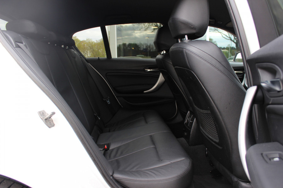 BMW 1-serie 118i Edition M Sport Shadow High Exe. / Leder / Navigatie / Parkeerhulp achter / Keyless / 18'' / Getint glas / Stoelverwarming / Cruise Control