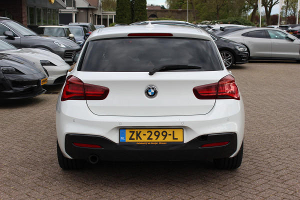 BMW 1-serie 118i Edition M Sport Shadow High Exe. / Leder / Navigatie / Parkeerhulp achter / Keyless / 18'' / Getint glas / Stoelverwarming / Cruise Control