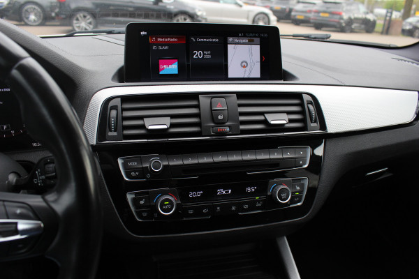 BMW 1-serie 118i Edition M Sport Shadow High Exe. / Leder / Navigatie / Parkeerhulp achter / Keyless / 18'' / Getint glas / Stoelverwarming / Cruise Control