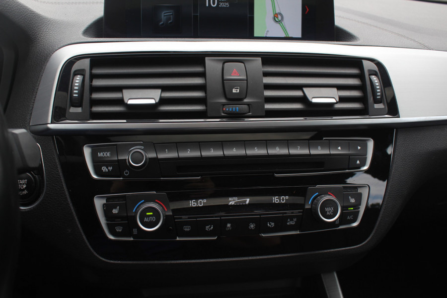 BMW 1-serie 118i Edition M Sport Shadow High Exe. / Leder / Navigatie / Parkeerhulp achter / Keyless / 18'' / Getint glas / Stoelverwarming / Cruise Control