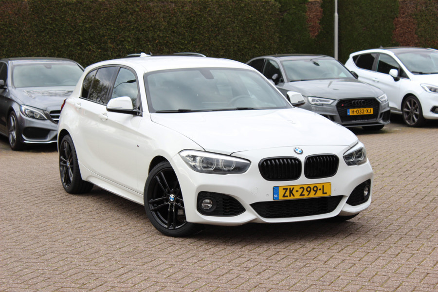 BMW 1-serie 118i Edition M Sport Shadow High Exe. / Leder / Navigatie / Parkeerhulp achter / Keyless / 18'' / Getint glas / Stoelverwarming / Cruise Control
