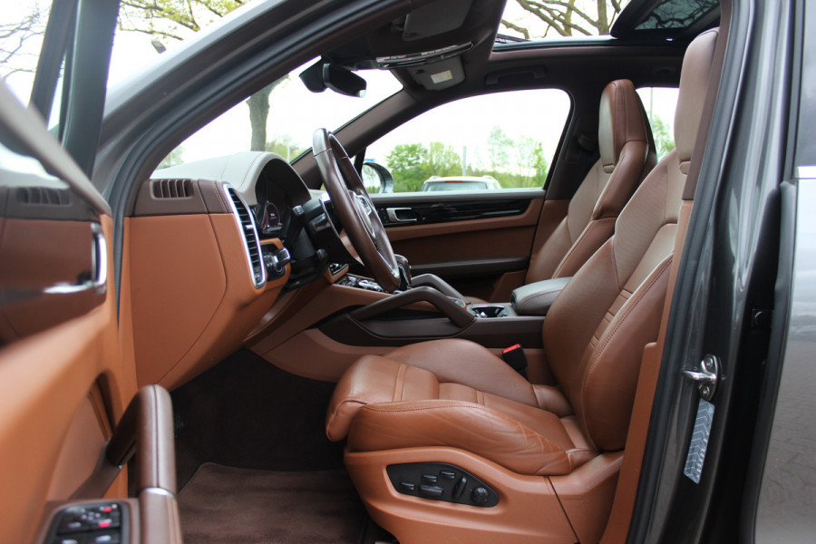 Porsche Cayenne 3.0 E-Hybrid / Trekhaak / Panoramadak / Camera / Luchtvering / 22'' / Sportchrono / Bose / Stoelventilatie+Verwarming / Cruise Control