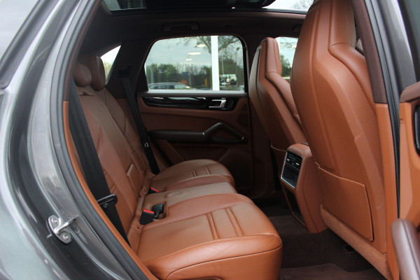 Porsche Cayenne 3.0 E-Hybrid / Trekhaak / Panoramadak / Camera / Luchtvering / 22'' / Sportchrono / Bose / Stoelventilatie+Verwarming / Cruise Control