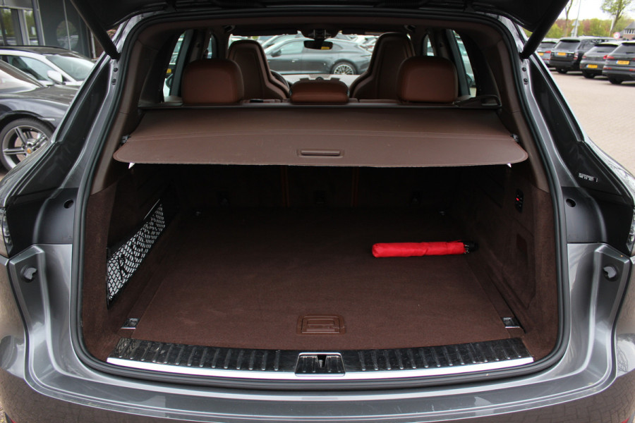Porsche Cayenne 3.0 E-Hybrid / Trekhaak / Panoramadak / Camera / Luchtvering / 22'' / Sportchrono / Bose / Stoelventilatie+Verwarming / Cruise Control
