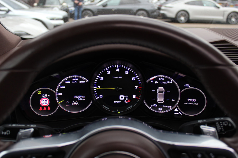 Porsche Cayenne 3.0 E-Hybrid / Trekhaak / Panoramadak / Camera / Luchtvering / 22'' / Sportchrono / Bose / Stoelventilatie+Verwarming / Cruise Control