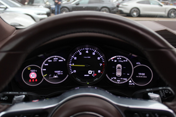 Porsche Cayenne 3.0 E-Hybrid / Trekhaak / Panoramadak / Camera / Luchtvering / 22'' / Sportchrono / Bose / Stoelventilatie+Verwarming / Cruise Control