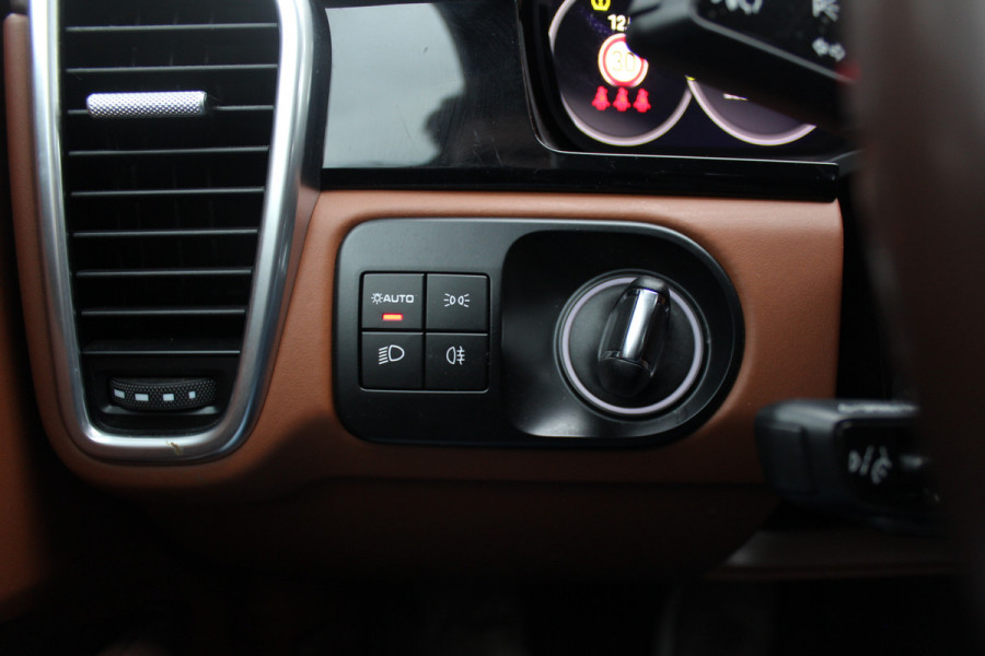 Porsche Cayenne 3.0 E-Hybrid / Trekhaak / Panoramadak / Camera / Luchtvering / 22'' / Sportchrono / Bose / Stoelventilatie+Verwarming / Cruise Control