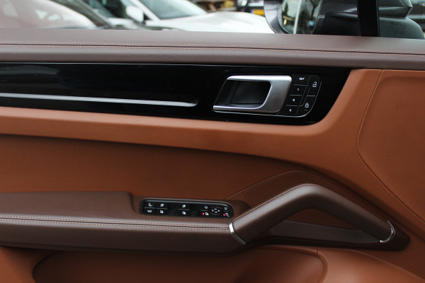 Porsche Cayenne 3.0 E-Hybrid / Trekhaak / Panoramadak / Camera / Luchtvering / 22'' / Sportchrono / Bose / Stoelventilatie+Verwarming / Cruise Control