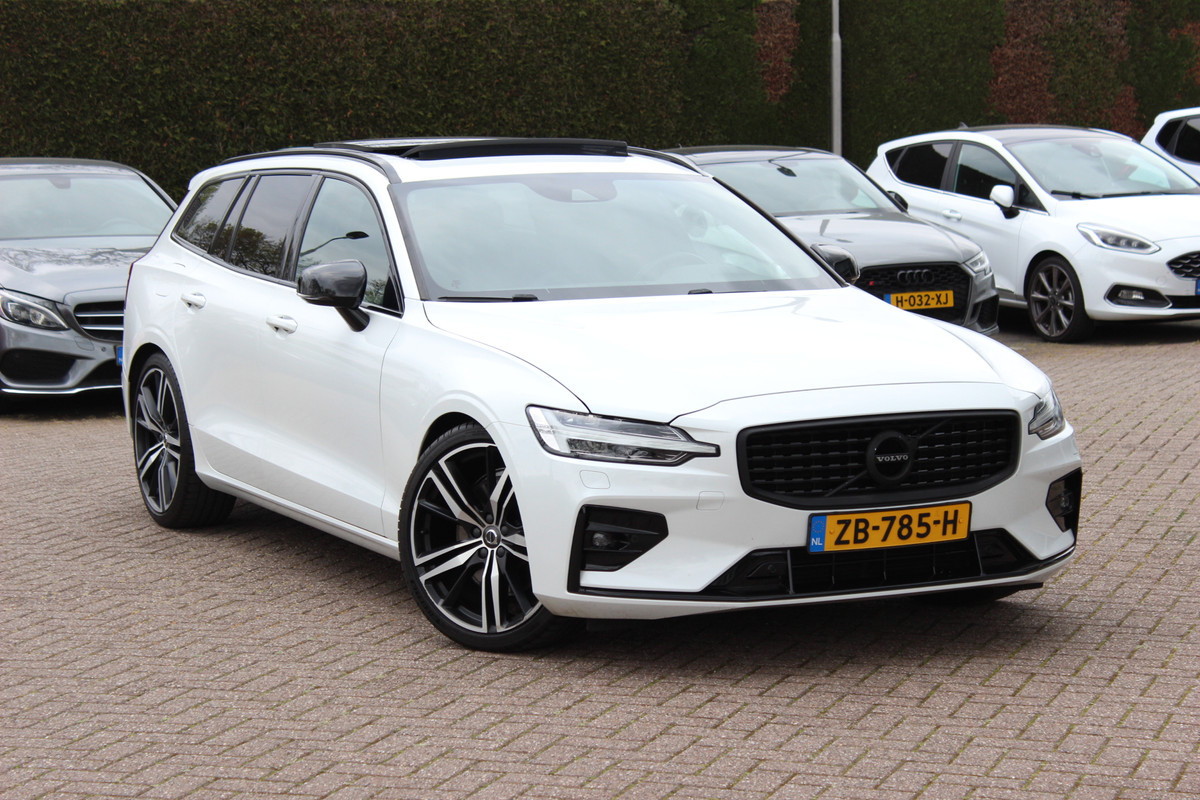 Volvo V60 2.0 T5 R-Design / Trekhaak / Panoramadak / Camera / Leder / Harman Kardon / 20'' / Keyless / CarPlay / Stuurverwarming / Stoelverwarming 4x / DAB / Dodehoek / Cruise Control