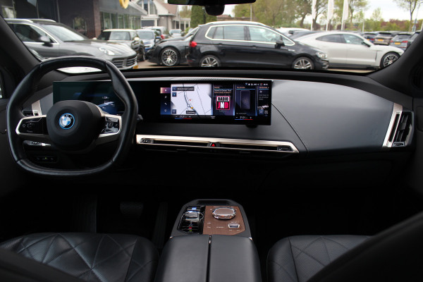 BMW iX xDrive40 High Executive 77 kWh / Trekhaak / Panoramadak / 360Camera / Head-up / Leder / Softclose / Harman Kardon / 21'' / Keyless / Stoelventilatie+Verwarming / Stuurverwarming / Dodehoek / DAB / ACC