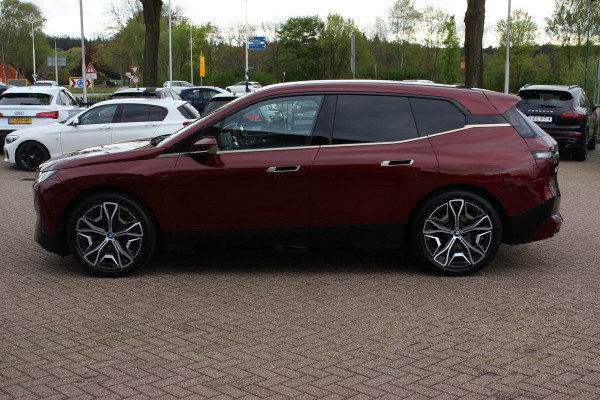 BMW iX xDrive40 High Executive 77 kWh / Trekhaak / Panoramadak / 360Camera / Head-up / Leder / Softclose / Harman Kardon / 21'' / Keyless / Stoelventilatie+Verwarming / Stuurverwarming / Dodehoek / DAB / ACC